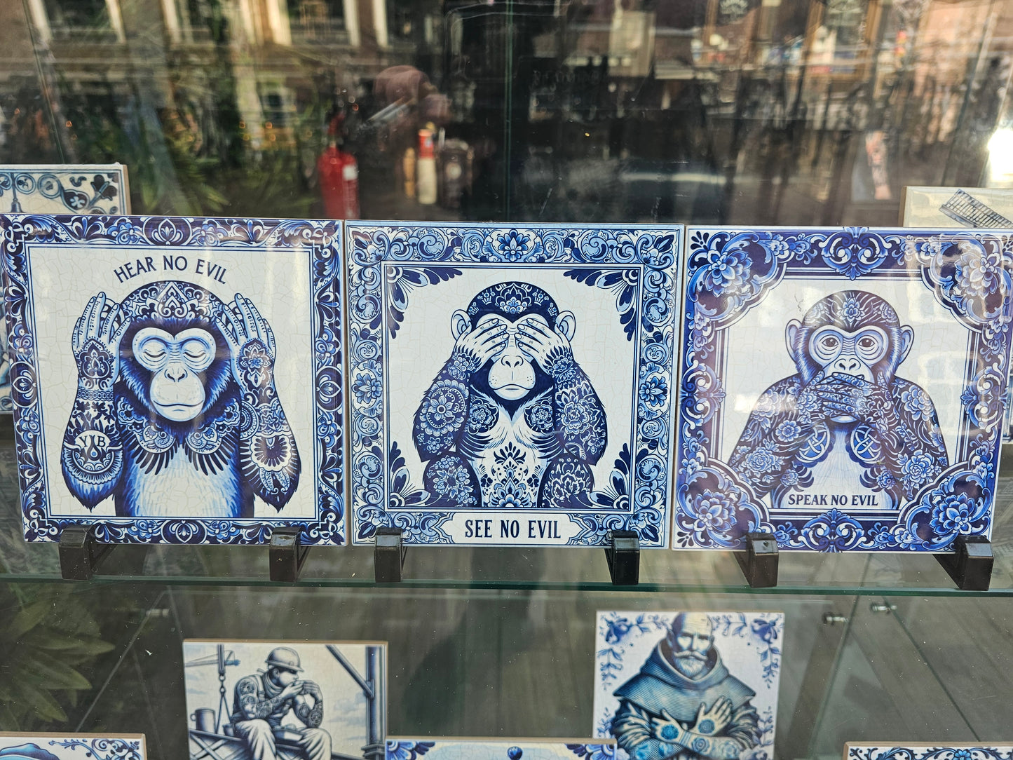 Horen, zien, zwijgen tiles